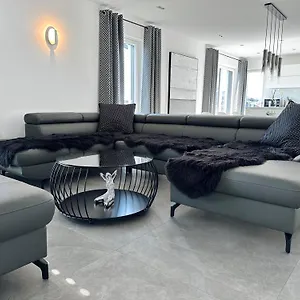 Apartment Black White, Raubling